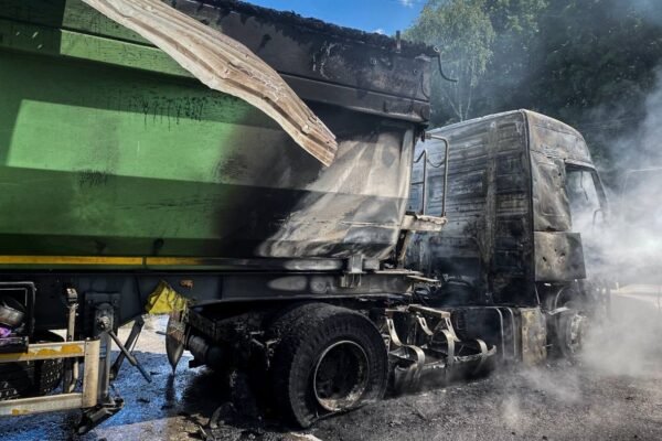 Окупанти атакували Сумщину: Вдарили по вантажівках на АЗС 