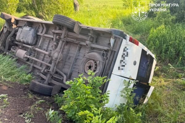 На Харківщині внаслідок ДТП перекинувся мікроавтобус з дітьми: Відомо про 5 постраждалих