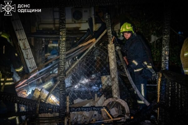 Пошкоджені житлові будинки і вантажівки: Ворог знову вдарив по Одесі
