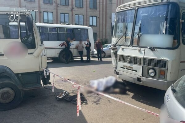 На Закарпатті вантажівка влетіла в людей: Загинули двоє людей