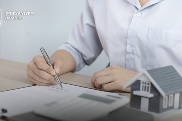 Житель Дніпра сів за грати на 8 років за спробу продати вкрадену у померлої жінки квартиру
