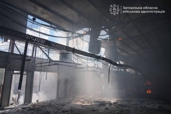 Росіяни вдарили по Запоріжжю: Влучили у термінал “Нової пошти” (ВІДЕО)