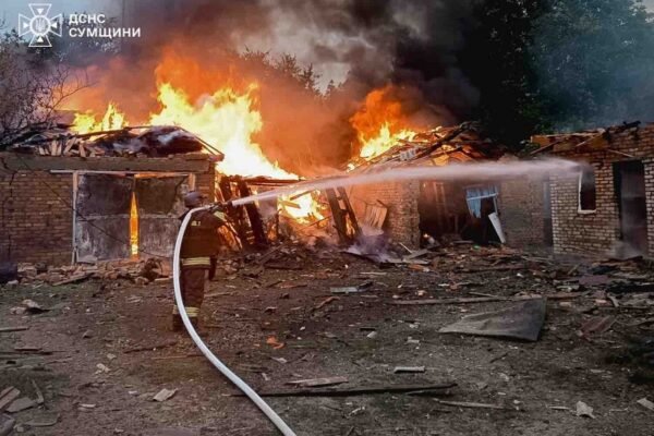 Ворог вдарив по Путивлю на Сумщині: Виникла пожежа у житловому секторі