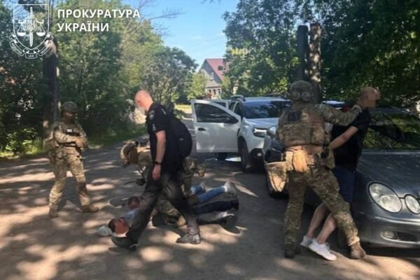 Двоє посадовців ТЦК на Харківщині за 250 тис. грн обіцяли військовозобов’язаному чоловіку службу в тилу