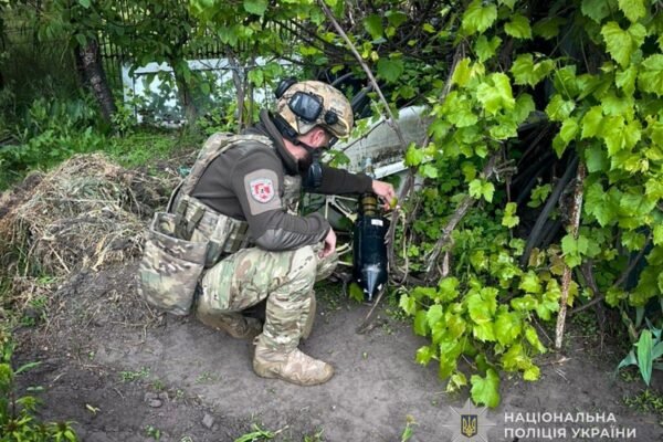 Вибухотехніки поліції Сумщини знешкодили дрон на оптоволокні, що становив реальну загрозу