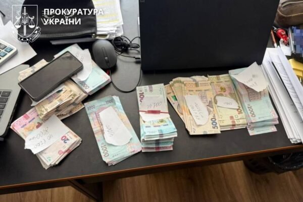 Троє посадовців армійського корпусу вимагали з військових гроші за внесення у списки на виплати “бойових”