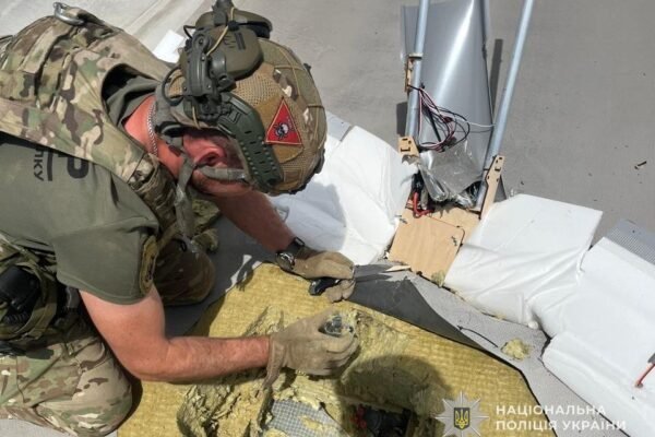 Вибухотехніки знешкодили ворожий БпЛА, що застряг у даху житлового будинку