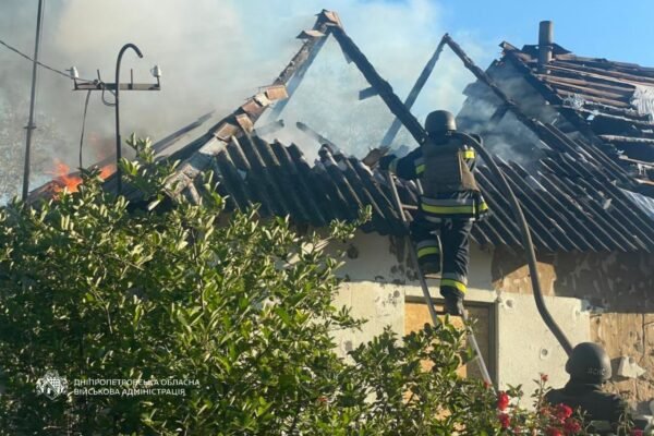 Внаслідок обстрілів Дніпропетровщини поранені двоє людей