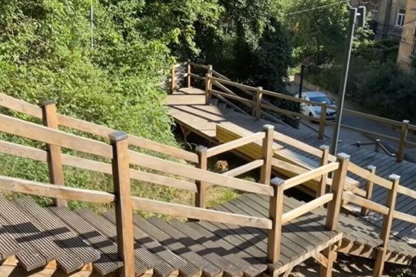У львівському парку «Знесіння» на місці старих бетонних сходів створили новий природний маршрут