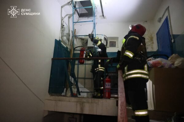 У Сумах окупанти атакували багатоповерхівку