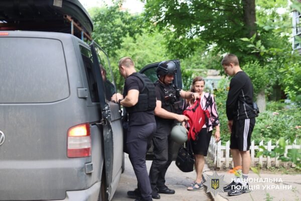 На Херсонщині поліцейські евакуювали з-під обстрілів трьох людей, серед яких дитина