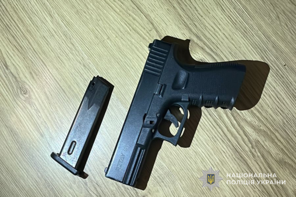У Тернополі чоловік зачинив дружину у квартирі і погрожував їй зброєю