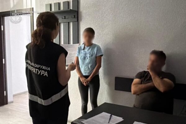 Знімала порно з малолітньою дочкою: На Закарпатті заарештували багатодітну матір