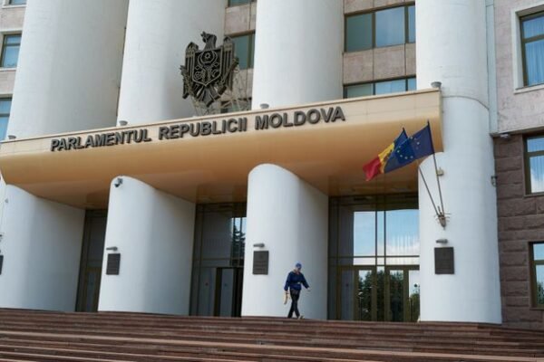 Парламент Молдови затвердив склад нового уряду на чолі з прем’єр-міністром Василе Тофаном