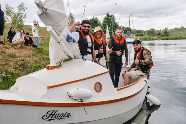 Ветерани, які проходять реабілітацію у Львові, власноруч збудували яхту та спустили її на воду (ФОТО)