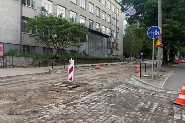Під час ремонту вулиці у Львові виявили історичну бруківку – її демонтують, облікують і передадуть на зберігання