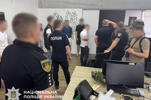 У Львові викрили шахрайський call-центр, який ошукав українців та іноземців на понад 2,7 млн грн