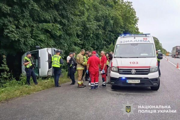 На Хмельниччині зіткнулися автобус та легковик. Постраждало 5 людей
