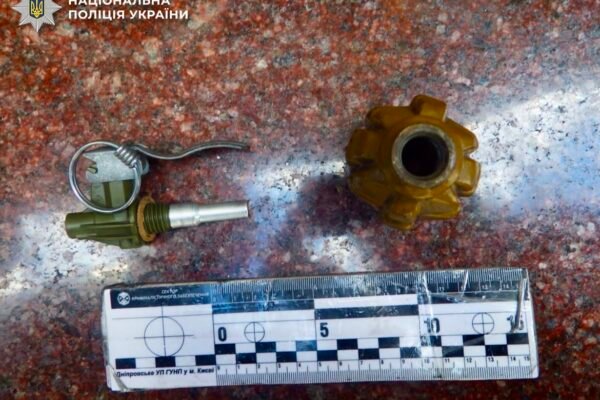 У Києві затримали чоловіка, який залишив куртку з гранатою біля ресторану