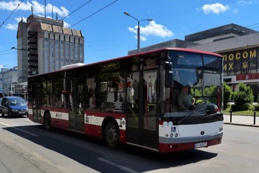 У Франківську через нестачу водіїв з 1 липня скоротили кількість автобусів і тролейбусів