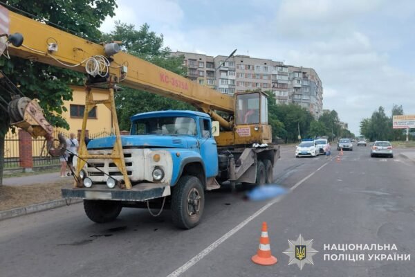 На Львівщині нетверезий водій автокрана збив на переході двох пішоходів: Один із них помер на місці