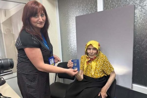 Мешканка Вінниччини, якій майже 100 років, вперше отримала закордонний паспорт