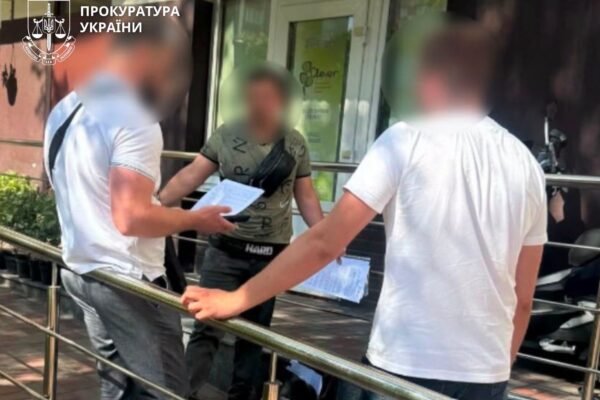 На Прикарпатті чиновник РДА з підприємцем привласнили чверть мільйона на закупівлі обладнання для шкіл