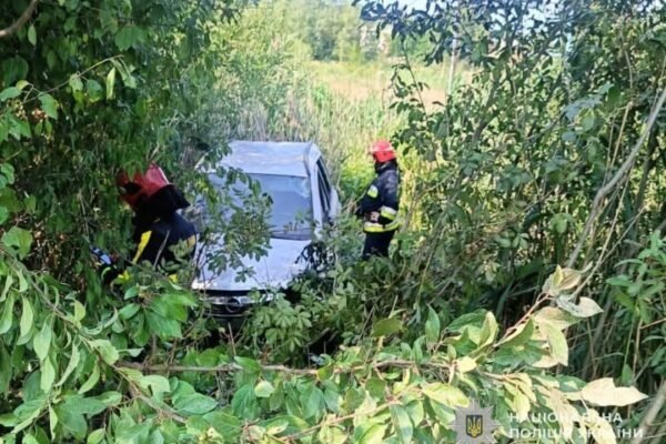 На Львівщині водій Opel під час ДТП випав з автомобіля і загинув