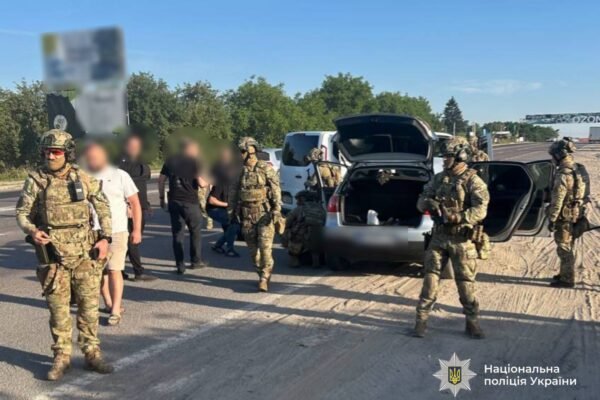 На Прикарпатті троє чоловіків у балаклавах увірвалися до оселі й жорстоко побили та пограбували жінку