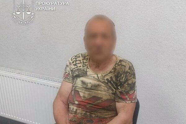 На Закарпатті 63-річний чоловік намагався сокирою вбити знайомого – його взяли під варту