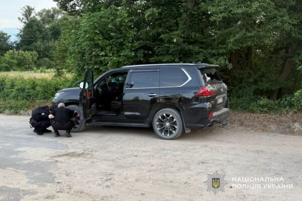 На Львівщині 32-річний чоловік обстріляв з автомата Калашникова Lexus односельчанина: Стрілка затримали