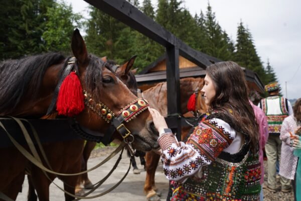 У Ворохті на Прикарпатті відкрили кінну станцію (ФОТО)