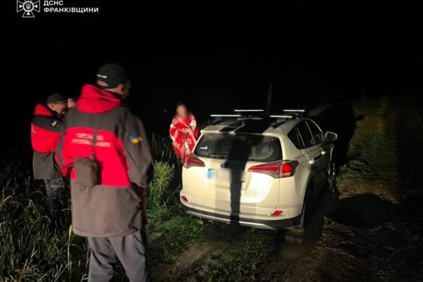 У горах Прикарпаття жінка з дитиною на автомобілі заблукали та застрягли на ґрунтовій дорозі