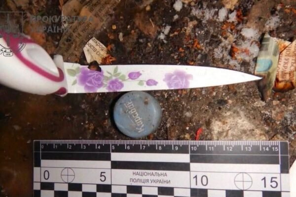 Зламали ніж об тіло: На Прикарпатті за спробу вбивства безпритульного судитимуть двох підлітків