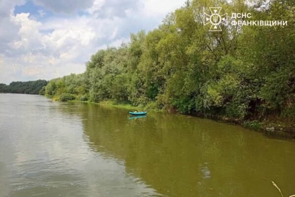 На Прикарпатті рятувальники допомогли двом чоловікам, які застрягли на острівці посеред Дністра