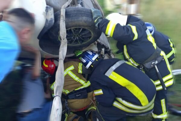 Біля Львова легковик в’їхав в автобус, а тоді врізався в бетонну опору: У лікарні – троє дітей