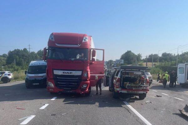 На об’їзній дорозі Львова трапилася потрійна ДТП за участі автопоїзда, легковика та позашляховика: Є травмовані