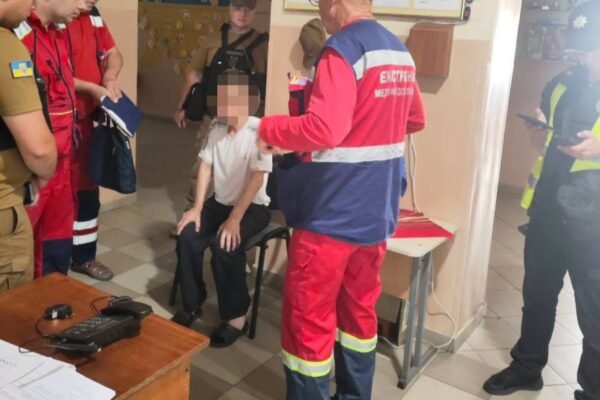 В одному з ліцеїв Києва затримали чоловіка з ножем