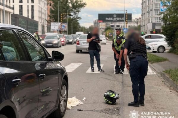 У Франківську мотоцикліст після зіткнення з Audi збив на пішохідному переході жінку та 5-річну дитину