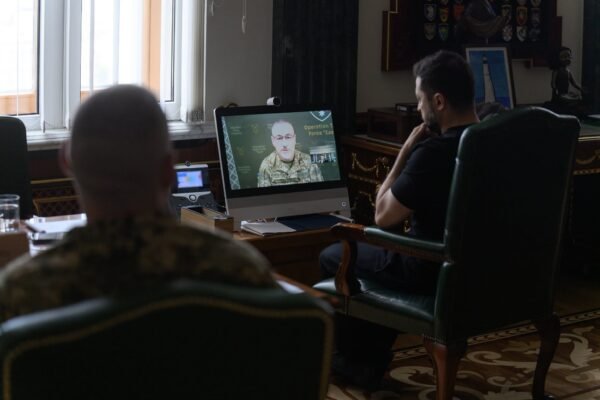 Зеленський заслухав доповідь командувача ОК «Схід» Ніколюка