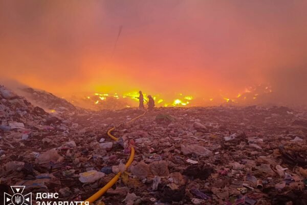 На Закарпатті від учора гасять масштабну пожежу на сміттєзвалищі (ФОТО)