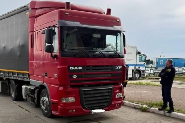 Львівські митники виявили у спеціальних сховках вантажівки 770 пачок контрабандних сигарет