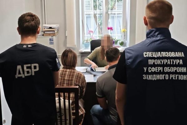 На Закарпатті військовослужбовиця два роки не з’являлася на службу, але справно отримувала зарплату