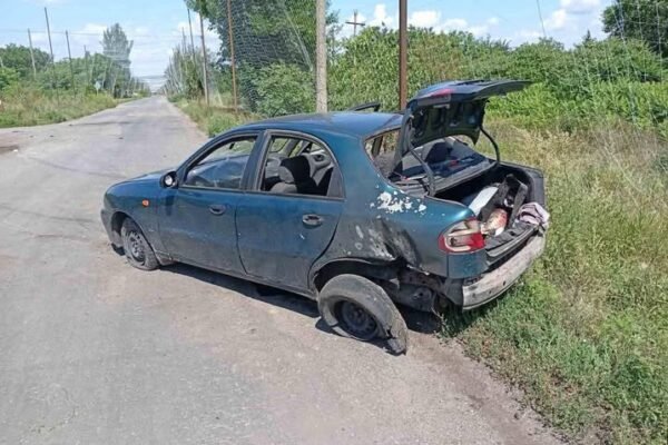 У Слов’янську дрон влучив в автомобіль комісії “єВідновлення”