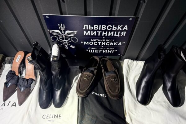 Львівські митники виявили на кордоні незадекларований брендовий одяг та взуття на 2 млн грн
