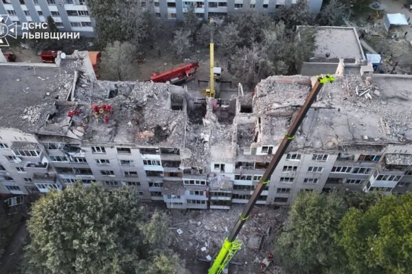 У Львові після ракетного удару під завалами шукають ще двох людей