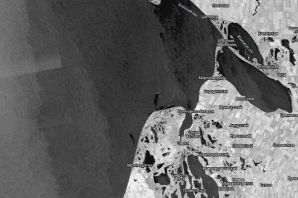 В акваторії Азовського моря зафіксували масштабні нафтові плями в районі стоянки “тіньового флоту” РФ