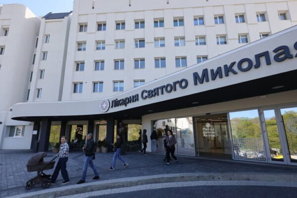 Шестирічну дівчинку, яку вдарила блискавка під час грози у Львові, перевели з реанімації до центру педіатрії