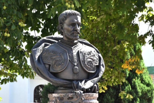 У Лаврі освятили пам’ятний знак Мазепі та відкрили Дальні печери