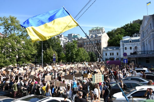 У столиці сотні людей мітингують з картонками проти відставки Федорова (ФОТО)